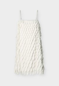 Robe blanche sans manches avec de fines bretelles, comportant des pièces de tissu superposées en forme de pétales couvrant tout l'avant et les côtés.