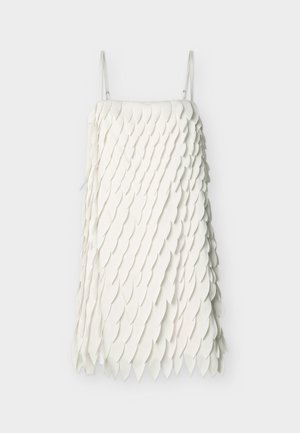 Λευκό αμάνικο φόρεμα με λεπτές τιράντες, διακοσμημένο με στρώσεις υφασμάτων σε σχήμα πετάλων που καλύπτουν ολόκληρο το μπροστινό μέρος και τις πλευρές.