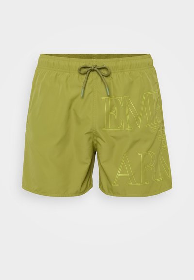 Žalios maudymosi šortai su raišteliu, lengvos medžiagos ir dideliu reljefiniu "EMP" ir "ARN" tekstu priekyje.