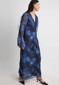 NA-KD Maxi šaty - blue print