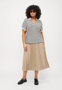 Tommy Hilfiger Curve FLUID PLEATED MIDI SKIRT - Pleated skirt - beige