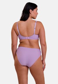 Set di reggiseno e slip in lilac abbinati, con texture liscia, spalline regolabili e bordi ondulati. Vista posteriore, con chiusura a gancio sul reggiseno.