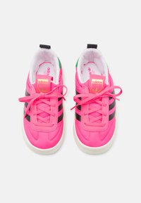 adidas Originals GAZELLE HOME UNISEX - Αθλητικά παπούτσια - lucid pink/off white/core black