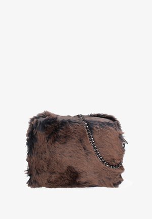 Borsa a tracolla in pelliccia sintetica marrone con superficie texture, forma rettangolare e tracolla in catena argentata. Accenti di pelliccia più scura aggiungono profondità.