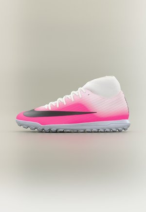 Bieloružová vysoká futbalová kopačka s čiernym logom Nike a textúrovanou podrážkou na umelú trávu, zobrazená z boku na neutrálnom pozadí.