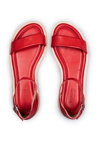 Sandali in pelle rossa con due cinturini larghi e un appendice per il tallone, suola di colore naturale e dettagli in cucitura bianca.