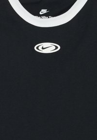 Juodas medvilnės marškinėliai su balta apykakle. Savybės - centrinis baltas "Nike" logotipas ant krūtinės. Minkšta medžiaga, kasdieniškas dizainas.