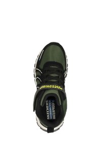 Czarne i zielone wodoodporne sneakersy z siateczkową cholewką, teksturowaną podeszwą i refleksującymi akcentami. Posiadają regulowany pasek i szczegóły logo.