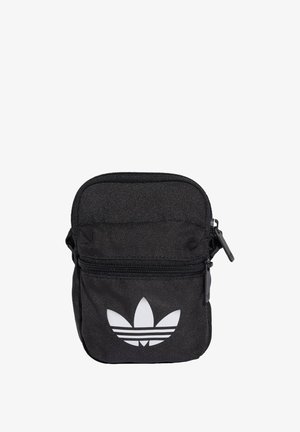 Crni platneni džep s dvostrukim zatvaračem, s bijelim Adidas trefoil logom na prednjoj strani. Kompaktni pravokutni oblik s teksturiranom površinom.