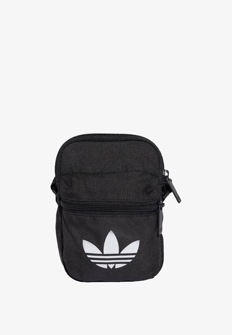 Čierna textilná taštička s dvoma zipsami, na prednej strane s bielym logom adidas trefoil. Kompaktný obdĺžnikový tvar s textúrovaným povrchom.