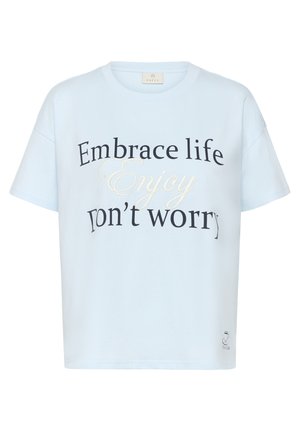 Camiseta de manga corta azul claro con el texto "Embrace life Enjoy don't worry" en fuentes negras y crema en el frente.