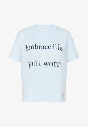 Camiseta de manga corta azul claro con el texto "Embrace life Enjoy don't worry" en fuentes negras y crema en el frente.
