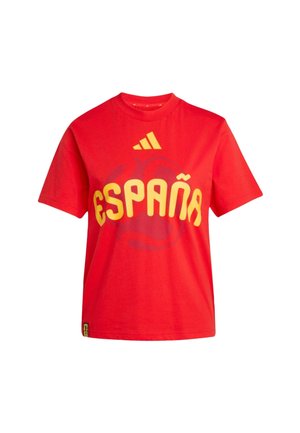 Rød T-shirt med korte ærmer med gul "ESPAÑA"-tekst og Adidas-logo ovenover, med et subtilt basketballmotiv i baggrunden.