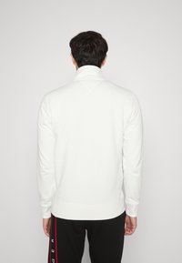 Tommy Hilfiger LARGE FLAG ZIP MOCK - Camisola - ecru