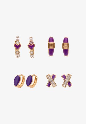 Négy pár arany és lila fülbevaló: kristályos szív, lila félkarikák arany szalagokkal, masszív lila oválisok, és lila X kristályos csíkokkal.