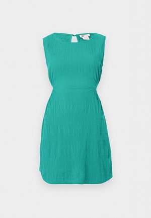 Robe turquoise sans manches en tissu texturé, avec un col rond, une ouverture en goutte d'eau fermée par un bouton, et une taille cintrée.