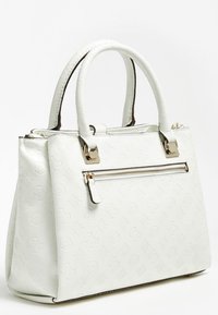 Sac à main blanc texturé avec deux poignées, une poche avant zippée et des accents de quincaillerie dorée. Forme rectangulaire solide.