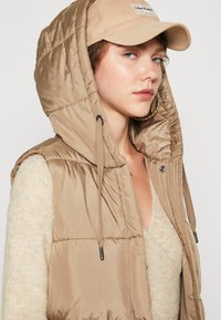 ONLY ONLASTA PUFFER WAISTCOAT - Liemenė - walnut