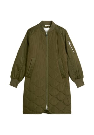 Gequiltede olijfgroene jas met een voorrits, zijzakken en een voorzien van ritssluiting mouwzak; heeft een geribbelde kraag en boorden.