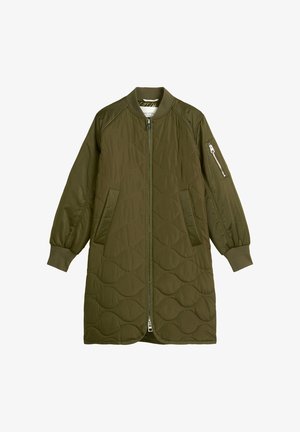 Pikowana oliwkowa kurtka z zamkiem błyskawicznym z przodu, bocznymi kieszeniami i kieszenią z zamkiem na rękawie; posiada prążkowany kołnierz i mankiety.