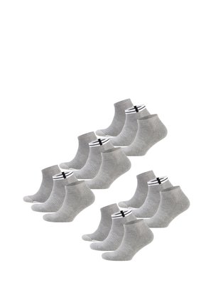 Diez pares de calcetines tobilleros grises, algunos con puños blancos que tienen rayas negras.