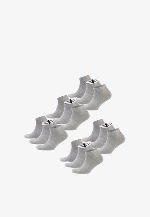 Zehn Paar graue Knöchelsocken, einige mit weißen Bündchen und schwarzen Streifen.
