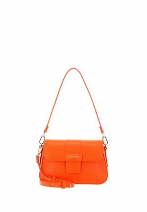 Sac à main en cuir Lacoste de couleur orange vif avec fermeture à rabat, poignée supérieure et bandoulière réglable sur fond blanc.