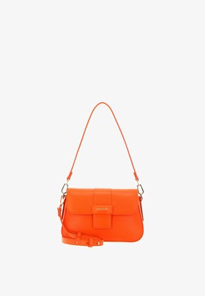Sac à main en cuir Lacoste de couleur orange vif avec fermeture à rabat, poignée supérieure et bandoulière réglable sur fond blanc.