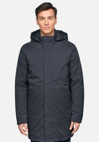 Parka isolante grigio scuro con cappuccio, dotata di chiusura con zip sul davanti, tasche laterali e finitura liscia e opaca. Le maniche lunghe arrivano ai polsi.