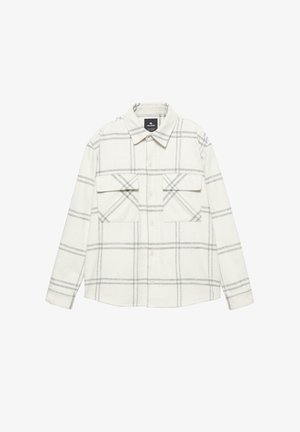 Bijela košulja dugih rukava s gumbima, sivo kariranim uzorkom i dva džepa sa preklopom na prsima.