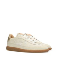 Sneaker bianche in pelle con punta in suede color crema a trama e suola in gomma. Presentano lacci bianchi e un sottile dettaglio del logo sul lato.