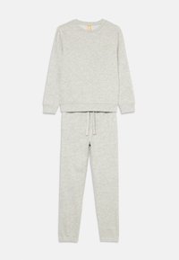 Grijze katoenen sweatshirt en bijpassende elastische broek. De sweatshirt heeft een ronde hals en ribgebreide manchetten; de broek heeft een trekkoord.
