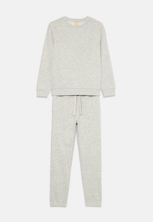 Grijze katoenen sweatshirt en bijpassende elastische broek. De sweatshirt heeft een ronde hals en ribgebreide manchetten; de broek heeft een trekkoord.