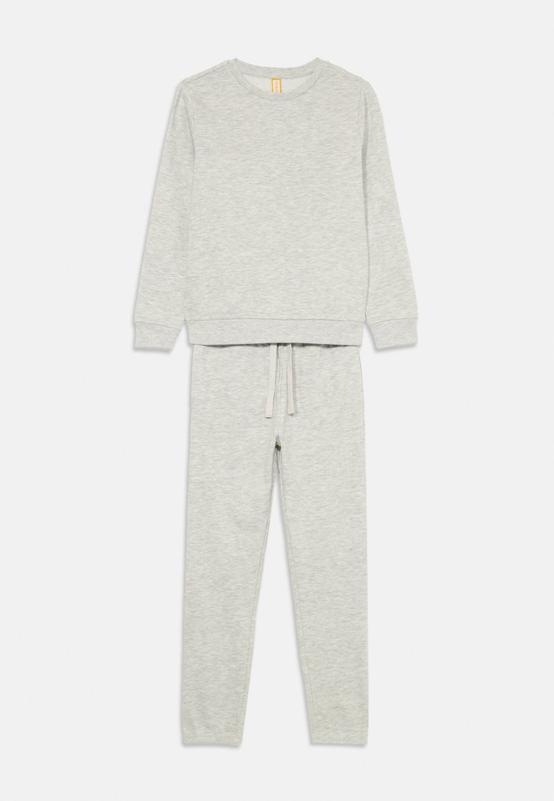 Sweatshirt en coton gris avec un pantalon assorti à taille élastique. Le sweatshirt est à col rond et a des poignets côtelés ; le pantalon est doté d'un cordon de serrage.