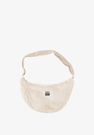 Crème kleurige neplederen schoudertas met een gebogen vorm, verstelbare schouderband en zwart "PRO TEST" logo op de voorkant. Zachte, gestructureerde oppervlakte.