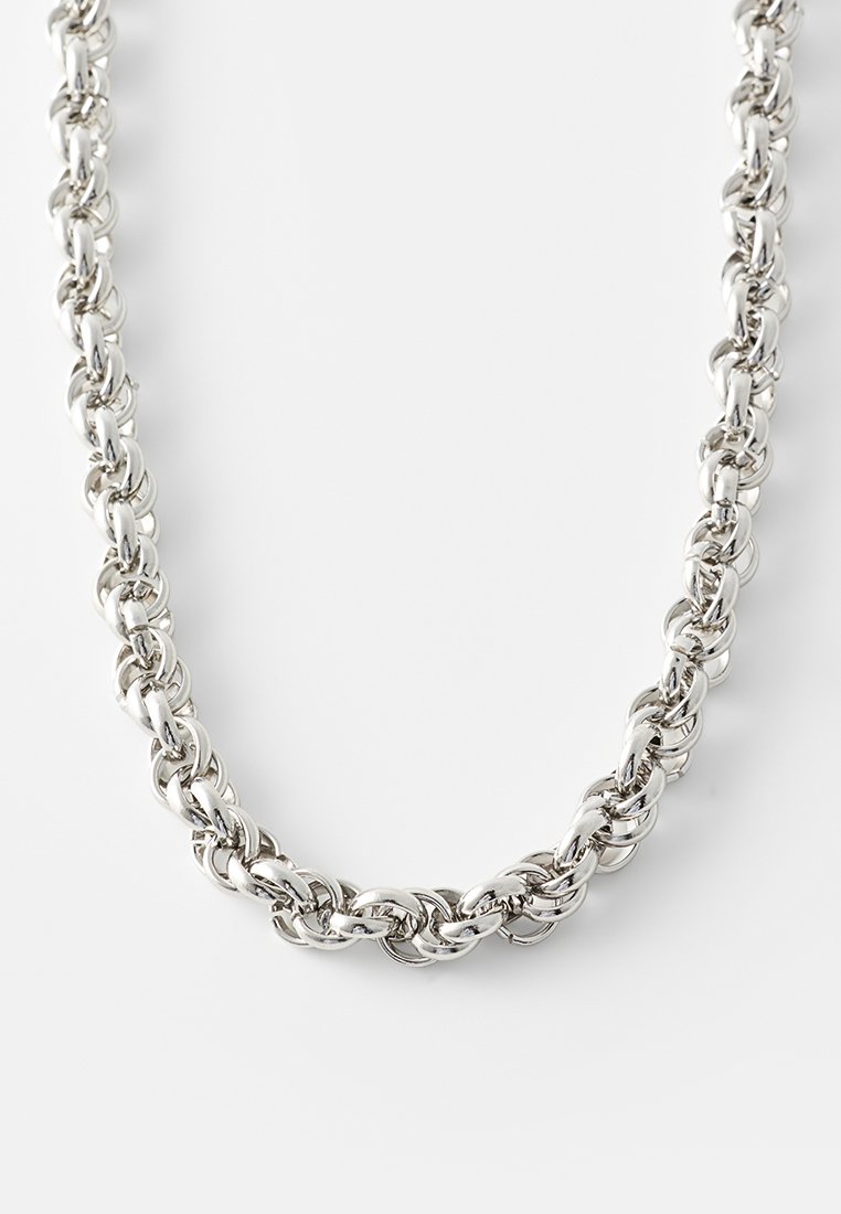 Collier en argent composé de maillons entrelacés, surface lisse et poli, forme uniforme et design sans couture.