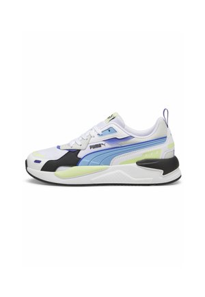 Hvid sneaker med blå og sorte accenter, lysegrønne højdepunkter, snørebånd og gummisål, Puma-logo på siden og tungen, sidevisning.