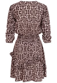 Robe à manches longues marron et beige à motifs, avec une taille élastique et un détail de ourlet diagonal à volants.