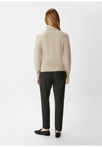 comma Sweter