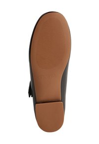 Svart skosula med en strukturerad brun gummibotten. Har spår för grepp. Varumärket "MNG KIDS" präglat på undersidan.