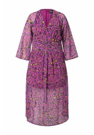 Paarse knielange jurk met oranje, groene en zwarte abstracte luipaardprint, V-hals, geplooide taille en 3/4 doorschijnende mouwen.