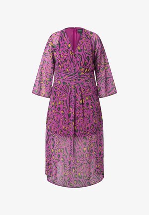 Violetti polvipituinen mekko, jossa on oranssin, vihreän ja mustan abstrakti leopardikuvio, V-pääntie, laskostettu vyötärö ja 3/4-läpikuultavat hihat.