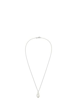 Silberne Halskette mit einem einzelnen unregelmäßig geformten weißen Perlenanhänger und Karabinerverschluss auf weißem Hintergrund.