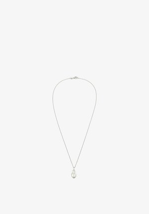 Silberne Halskette mit einem einzelnen unregelmäßig geformten weißen Perlenanhänger und Karabinerverschluss auf weißem Hintergrund.