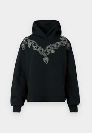 Svart hoodie med ett stort silverkedjemönster och hjärtaccent broderade på framsidan. Tillverkad av mjukt tyg med en avslappnad passform.