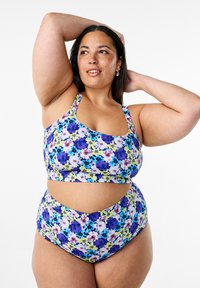 Blommig bikini set med ett mönster i lila, blått och grönt. Toppen har breda band och en skärdesign; botten erbjuder hög midje-täckning.