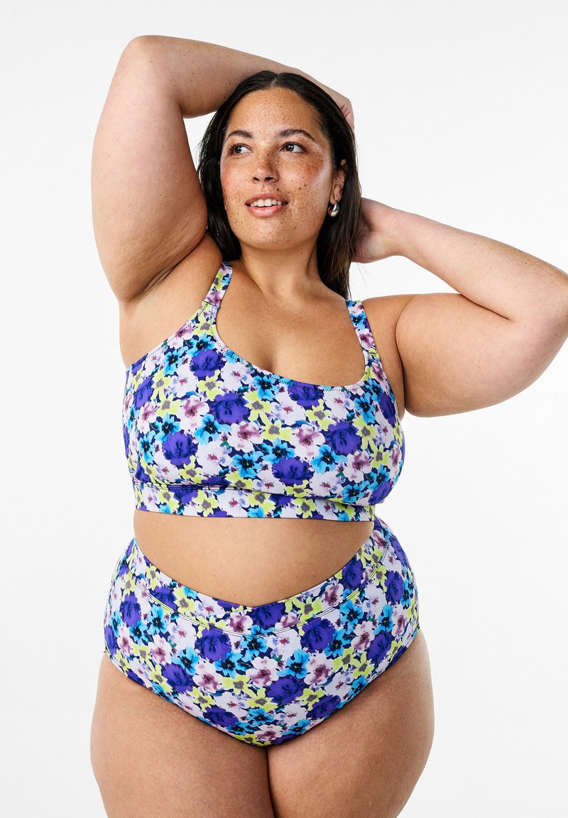 Blommig bikini set med ett mönster i lila, blått och grönt. Toppen har breda band och en skärdesign; botten erbjuder hög midje-täckning.