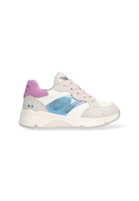 Hvide og pastelfarvede sneakers med iriserende blå og sølvfarvede accenter, tekstureret overdækning, pink snørebånd og lys lilla hælkappe.