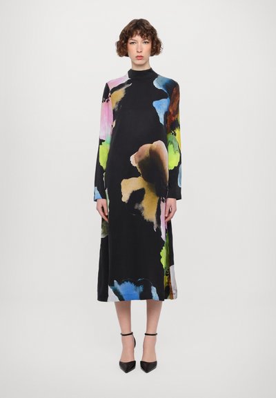 Rochie neagră cu mâneci lungi, având un imprimeu floral colorat în nuanțe de roz, verde, albastru și maro; confecționată dintr-un material neted, cu gât înalt.