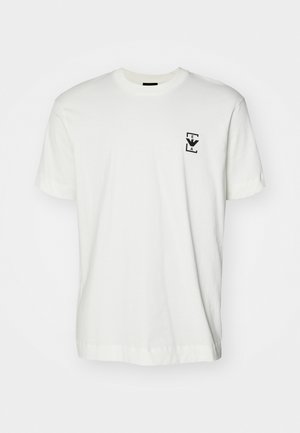T-shirt bianco in cotone con maniche corte e collo rotondo. Presenta un piccolo logo nero sul lato sinistro del petto. Tessuto morbido, vestibilità casual.